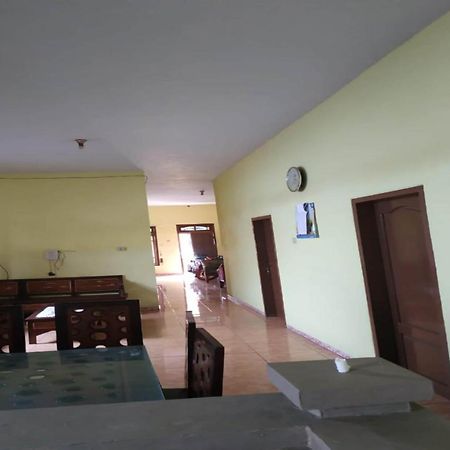 Oyo 90097 Homestay Sinta Ndani Putri Probolinggo Exterior foto