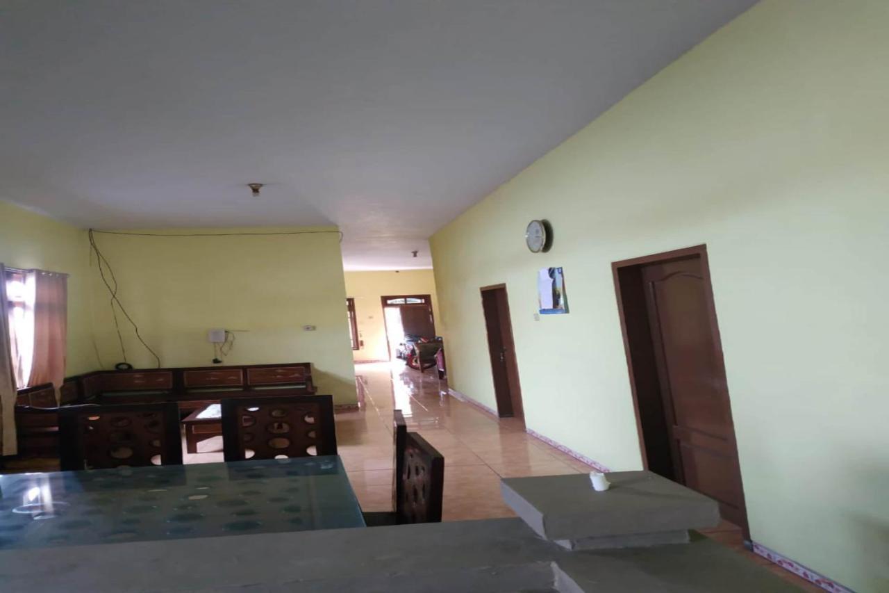 Oyo 90097 Homestay Sinta Ndani Putri Probolinggo Exterior foto