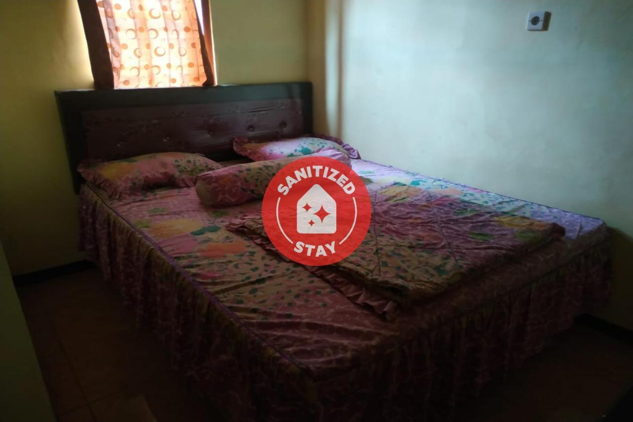 Oyo 90097 Homestay Sinta Ndani Putri Probolinggo Exterior foto