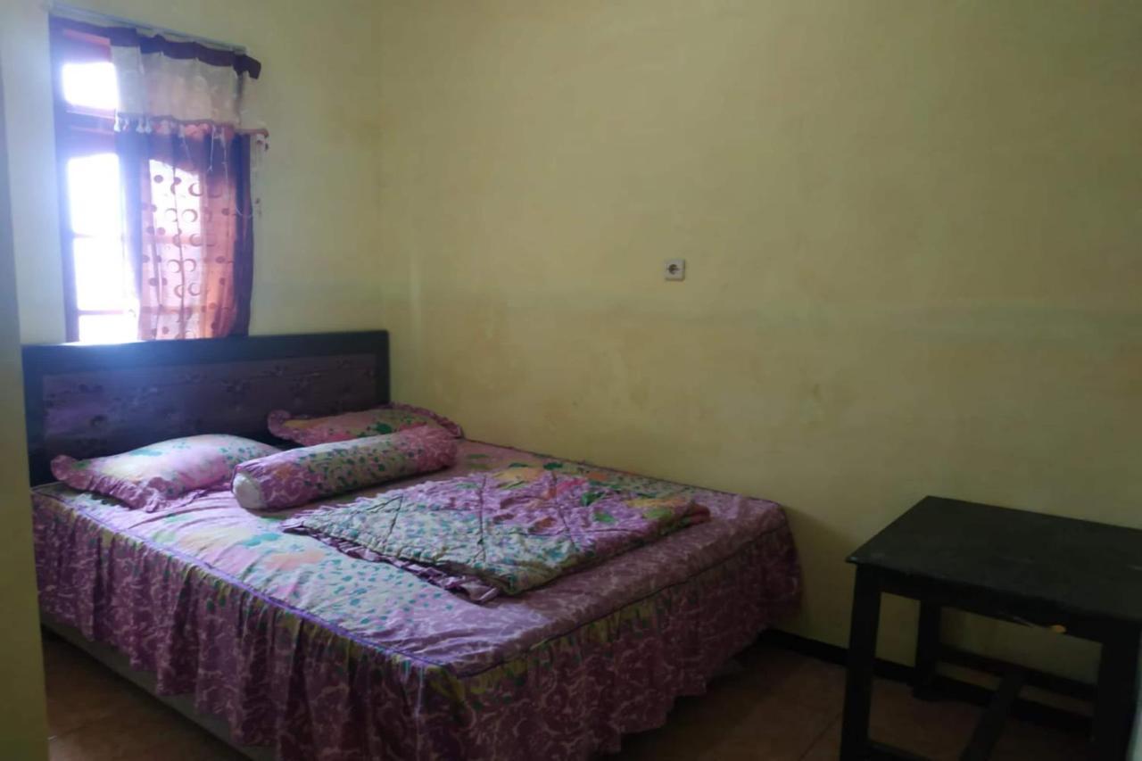 Oyo 90097 Homestay Sinta Ndani Putri Probolinggo Exterior foto