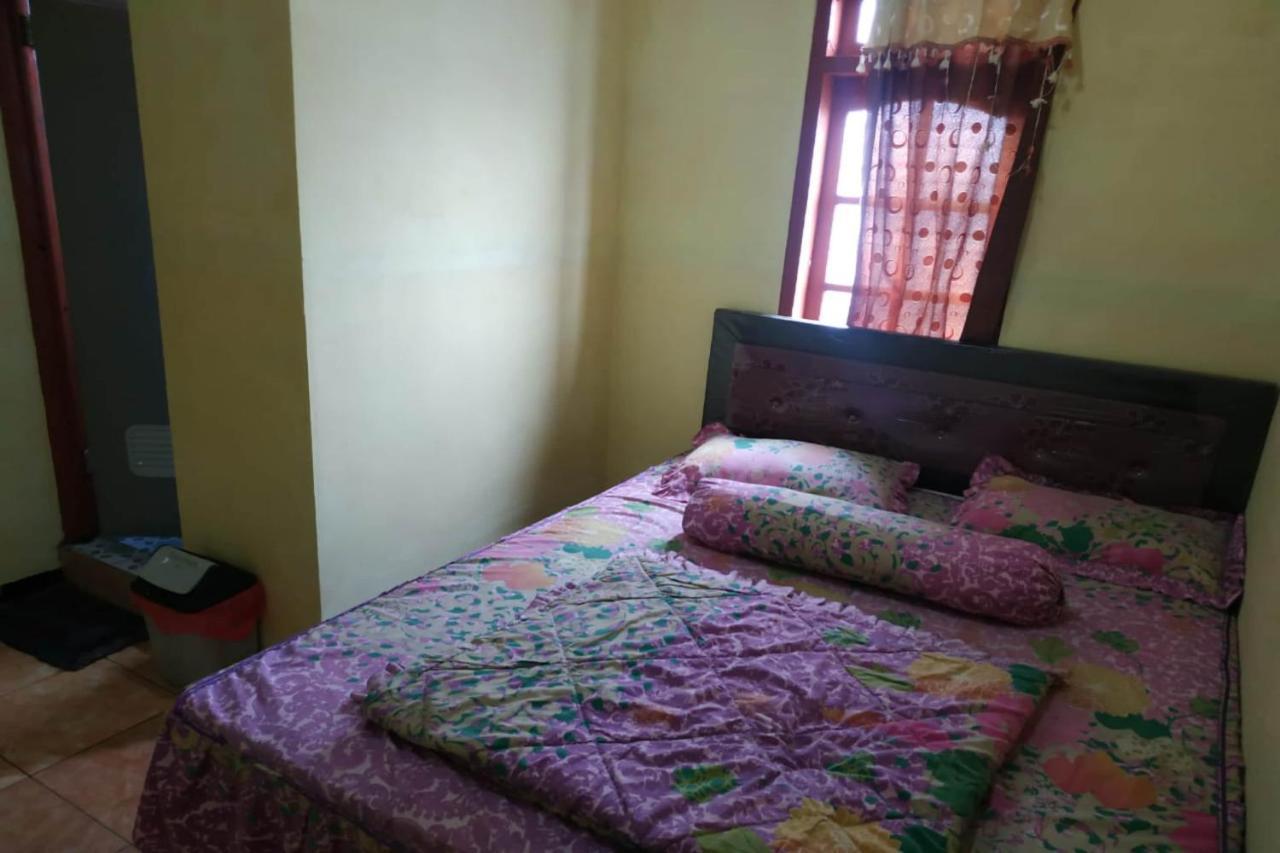 Oyo 90097 Homestay Sinta Ndani Putri Probolinggo Exterior foto