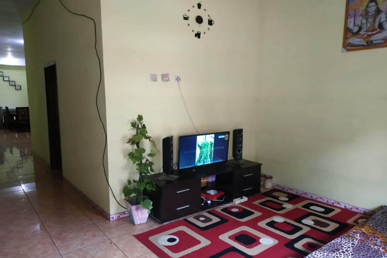 Oyo 90097 Homestay Sinta Ndani Putri Probolinggo Exterior foto