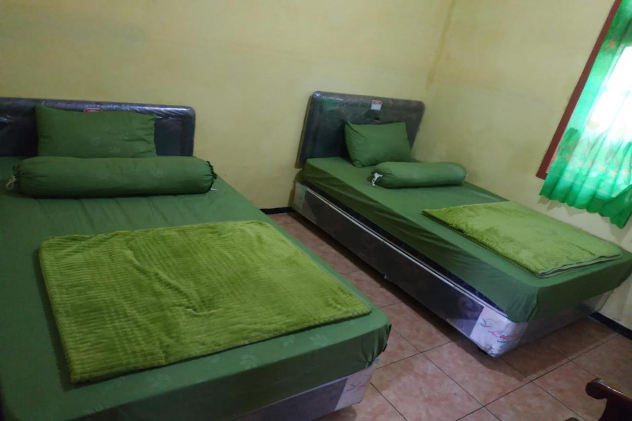 Oyo 90097 Homestay Sinta Ndani Putri Probolinggo Exterior foto