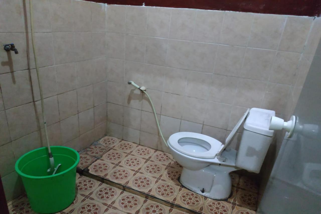 Oyo 90097 Homestay Sinta Ndani Putri Probolinggo Exterior foto