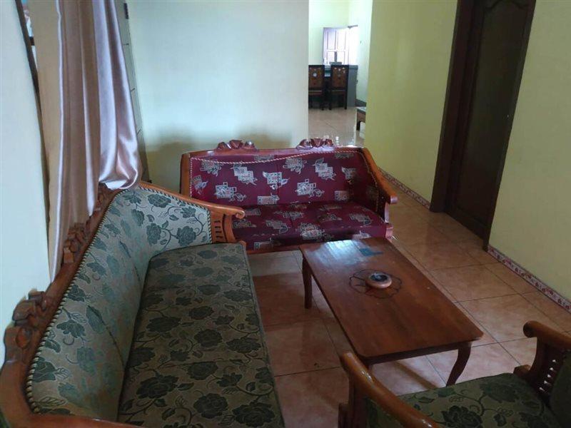 Oyo 90097 Homestay Sinta Ndani Putri Probolinggo Exterior foto